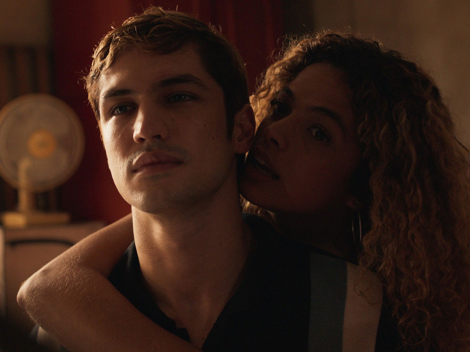 Mulher beijando o rosto de um homem.