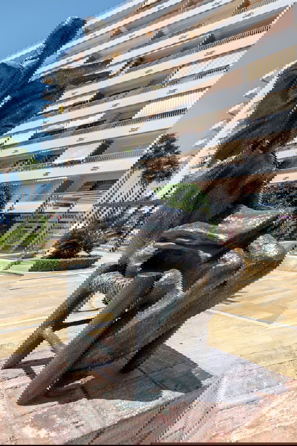 MARBELLA, ANDALUZIA/ESPANHA - 23 DE MAIO: Don Quixote Sentado Estátua por Salvador Dali em Marbella Espanha em 23 de maio de 2016