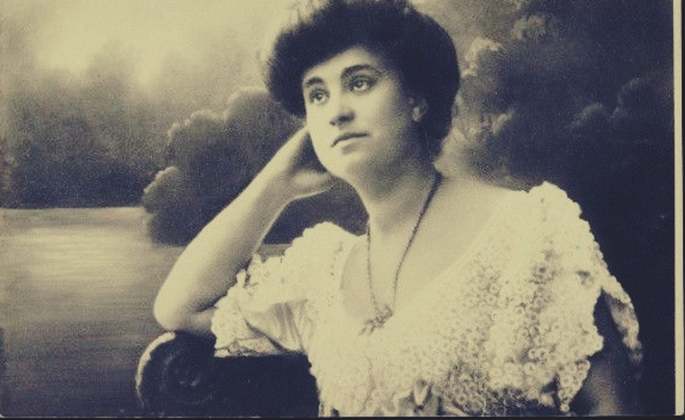 Dora (nome fictício atribuído à Ida Bauer) foi uma das primeiras pacientes de Freud que sofria com histeria. Os relatos deixados pelo psicanalista contem detalhes sobre o caso.