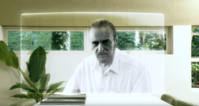 Rosto de um homem projetado num écran.