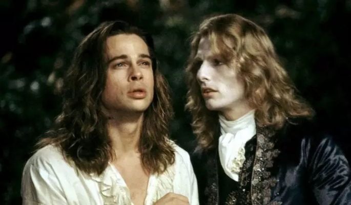 Dois vampiros loiros e bonitos com expressões dramaticas