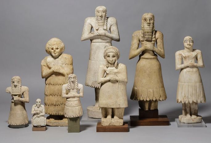 diversas estatuetas em terracota do povo sumério