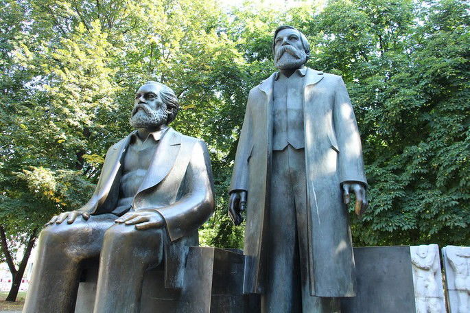 Estátuas de Marx e Engels em Berlim.