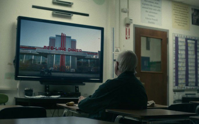 Zelador da escola assistindo uma comédia romântica.