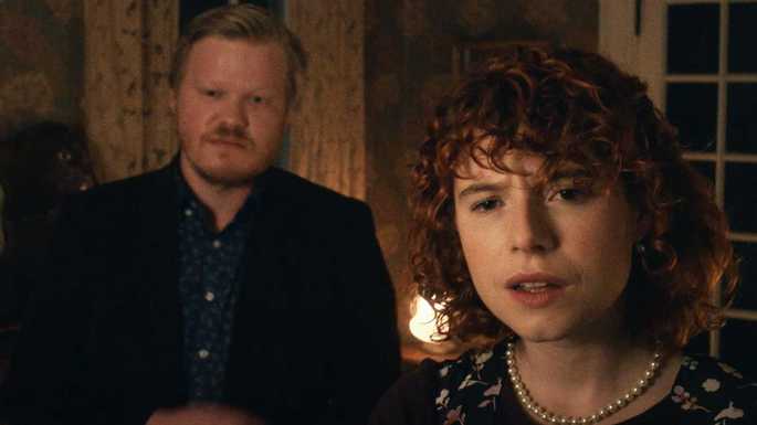 Lucy com uma expressão confusa no rosto, com Jake do lado