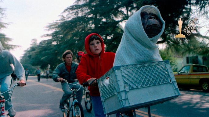 cena de E.T mostra extraterrestre em cesta bicicleta enrolado em pano