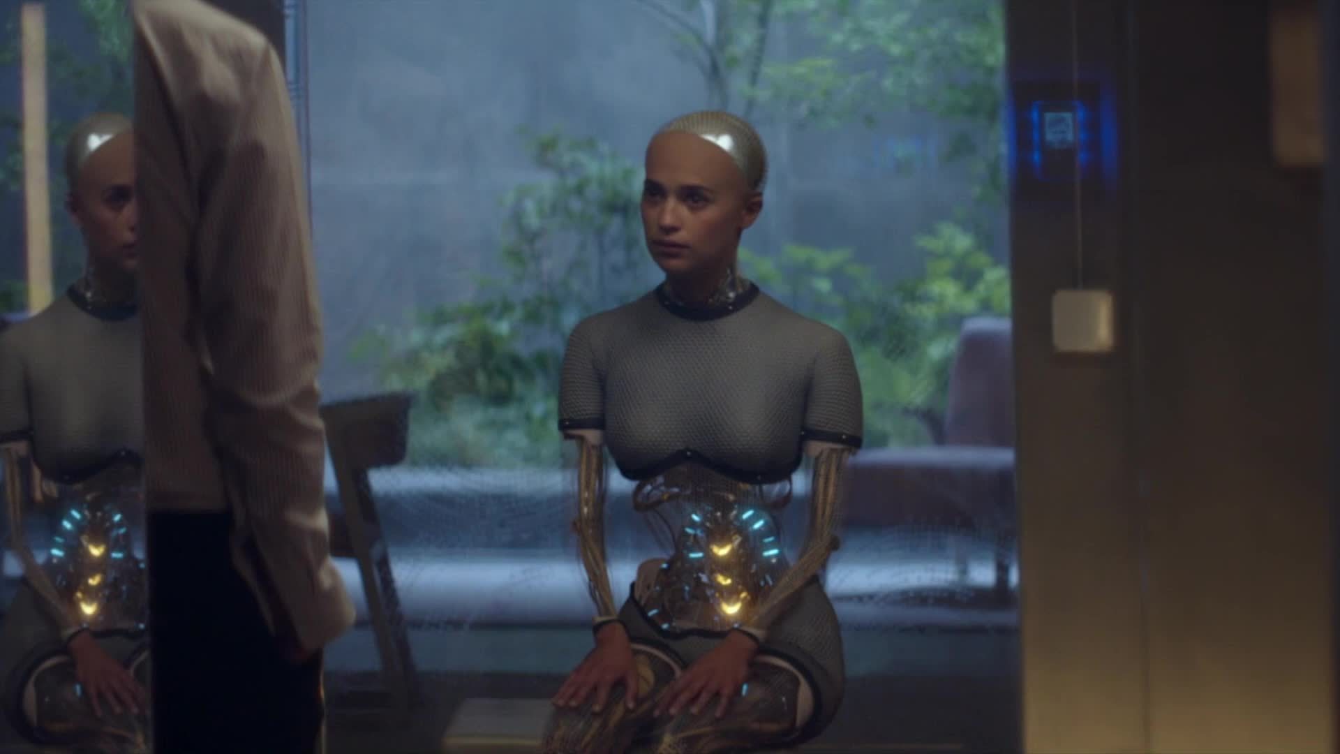 Ava conversando com Caleb, durante os testes que o programador realiza.