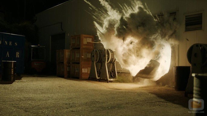 Alguns reféns explodem uma porta para sair.