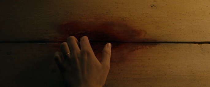 Mancha de sangue no chão da casa