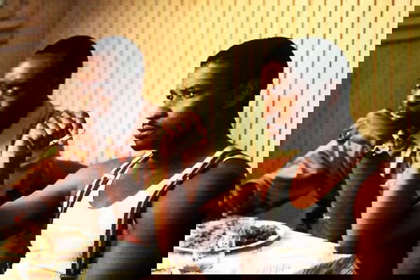 Cena do filme O diabo veste azul