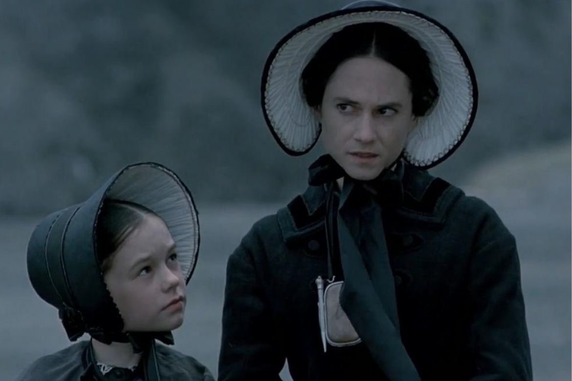 Cena do filme O piano mostra uma mulher e uma criança com roupas de época.