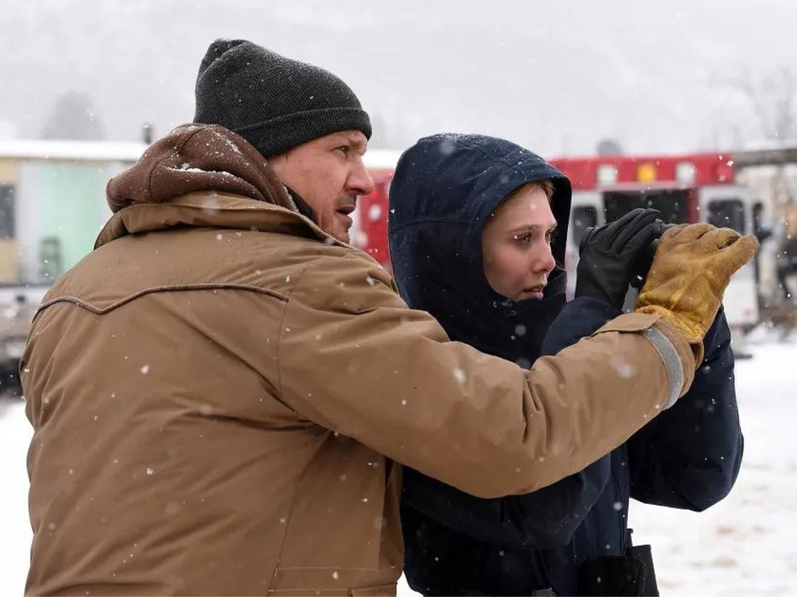 Elizabeth Olsen e Jeremy Renner no filme Terra Selvagem