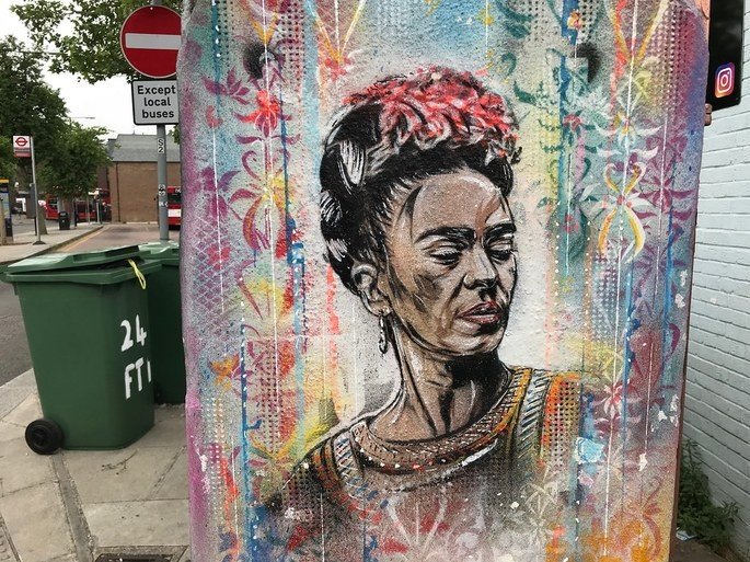 Mural em Berlim com um retrato de Frida Kahlo.