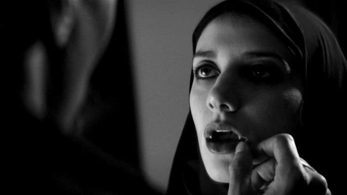 Vampira olhando suas presas afiadas no espelho.