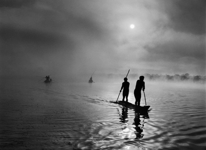imagem de índios em canoas navegando no rio na exposição Gênesis, de Sebastião Salgado
