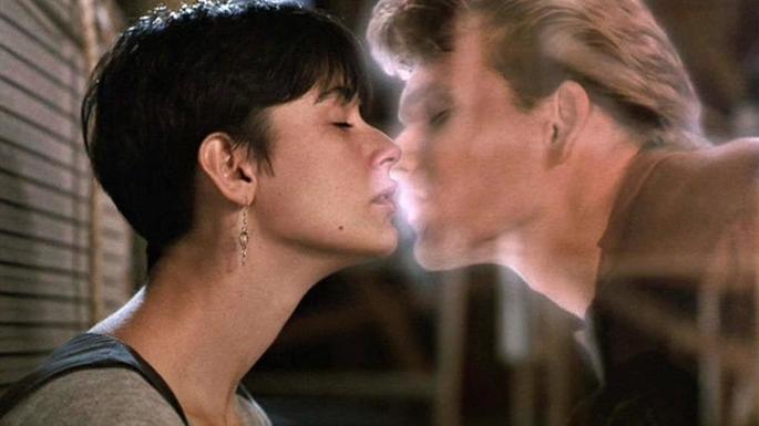 Casal se beijando - ela viva e ele um espírito.