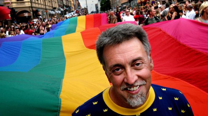 Retrato de Gilbert Baker, em 2003, na Pride Parade de Estocolmo.