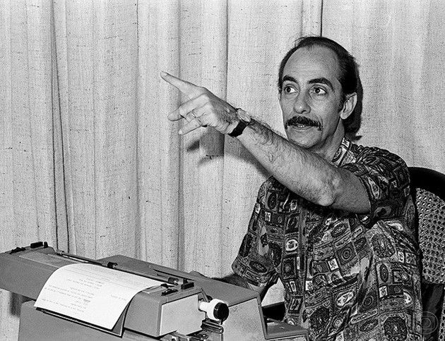 Dias Gomes com seu instrumento de trabalho: a máquina de escrever.