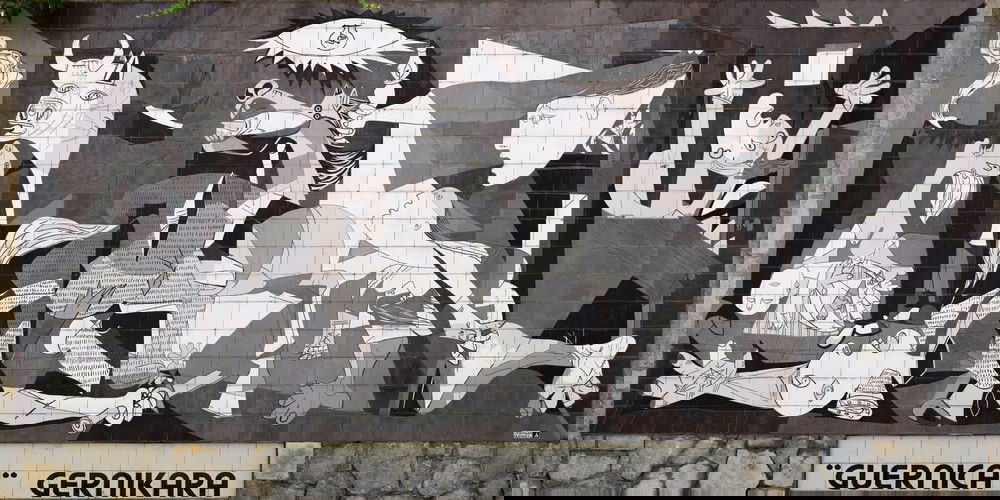Quadro Guernica, de Picasso, exibe figuras em preto e branco em cena de guerra