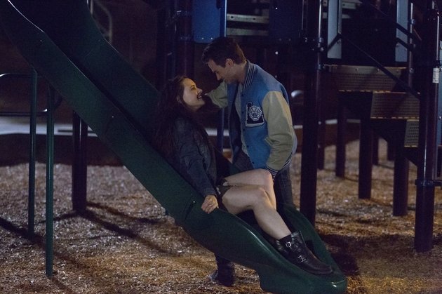 Hannah e Justin se beijando no parque