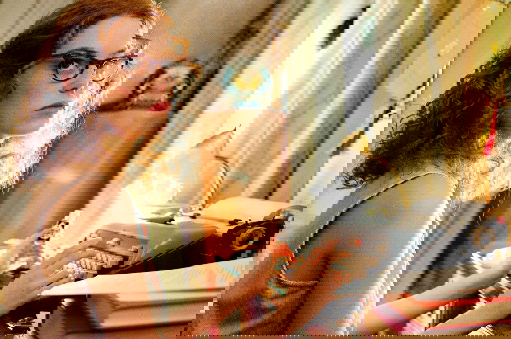 Skeeper usando a máquina de escrever.