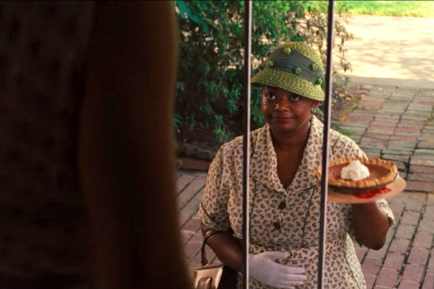 Milly levando a sua torta para a antiga patroa.