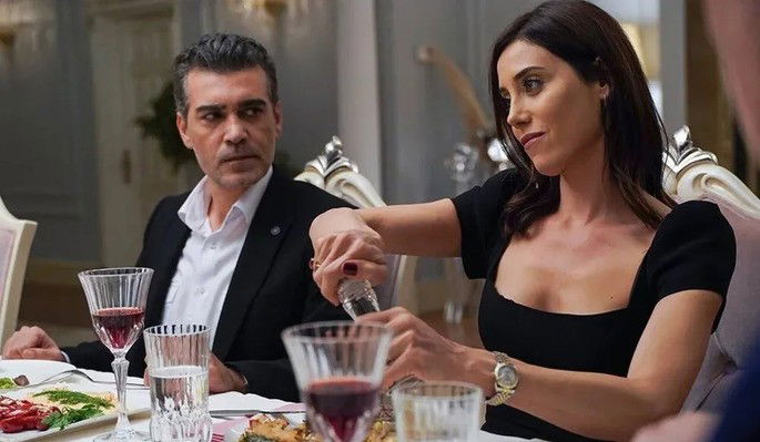 Casal jantando num restaurante.