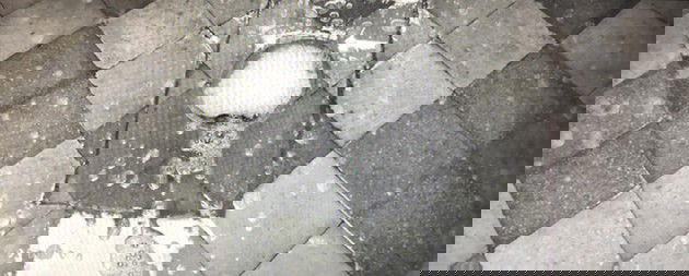 A primeira cena de Roma é da calçada da casa sendo lavada por Cleo.