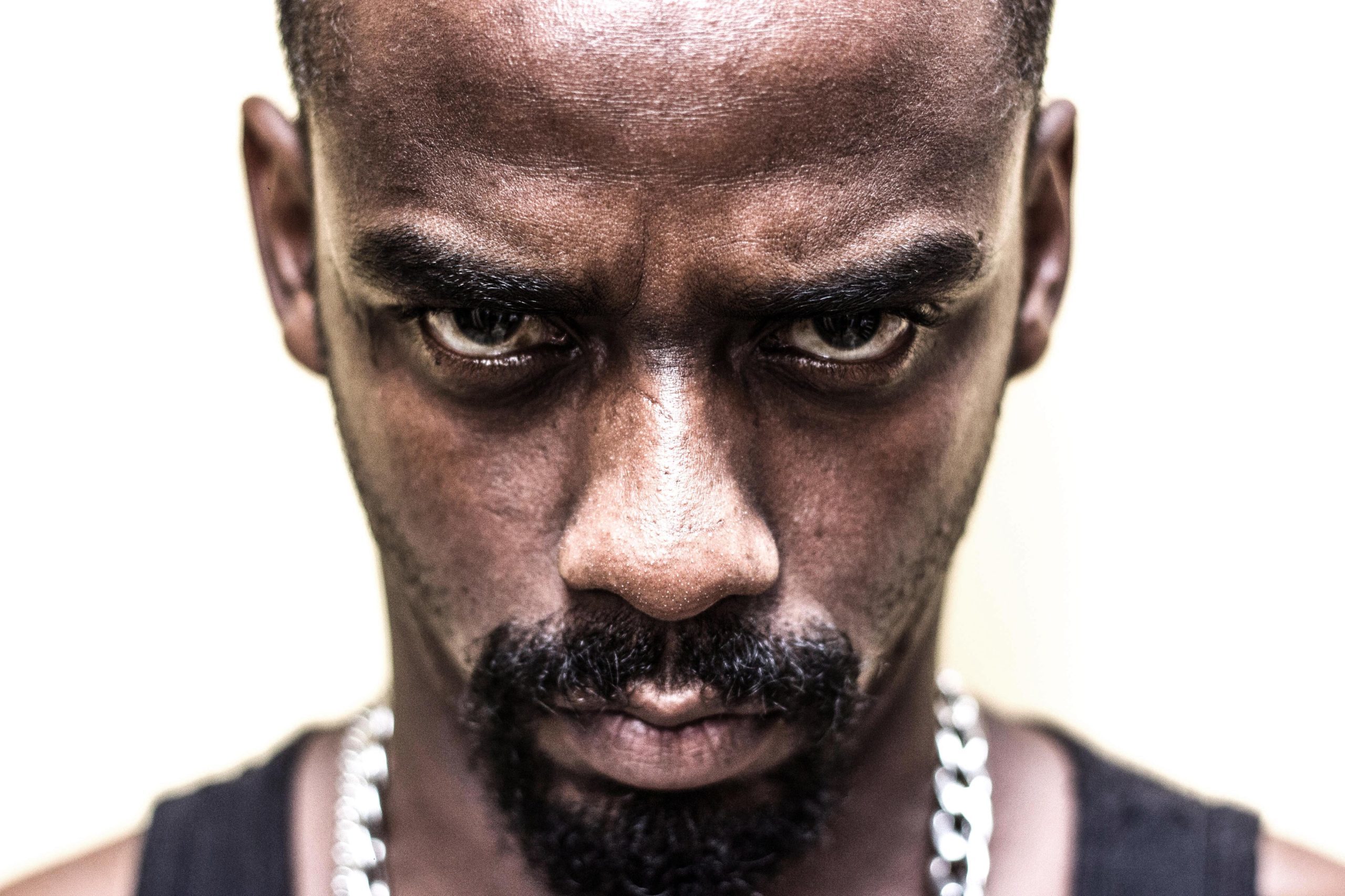 Homem olhando em frente, com expressão zangada.