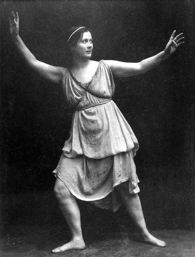 retrato de Isadora Duncan em pose de dança com vestido esvoaçante
