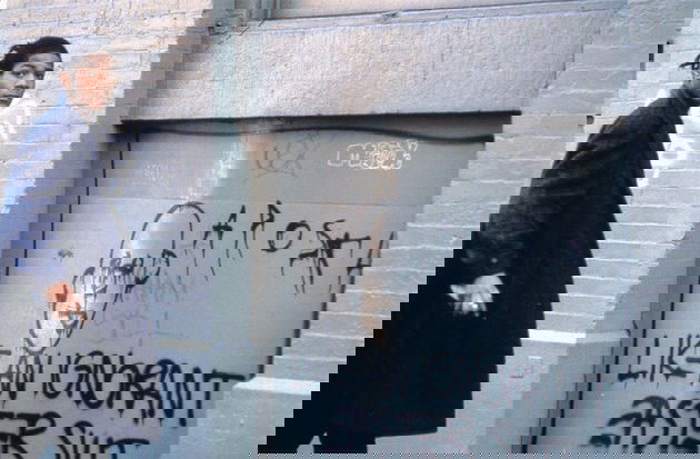 Basquiat fazendo grafiti