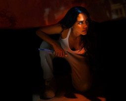 Jessica Alba é ex-militar em busca de vingança em filme da Netflix que traz ação eletrizante
