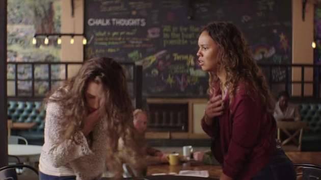 Jessica bate em Hannah.