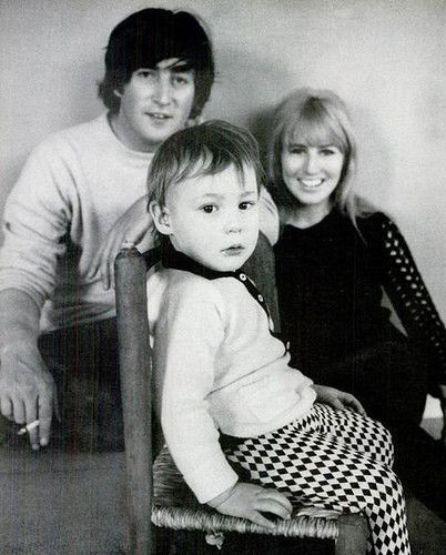 John, Cynthia e Julian.