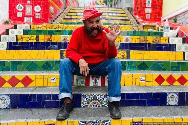 Jorge Selarón e a escadaria que o artista chileno idealizou.