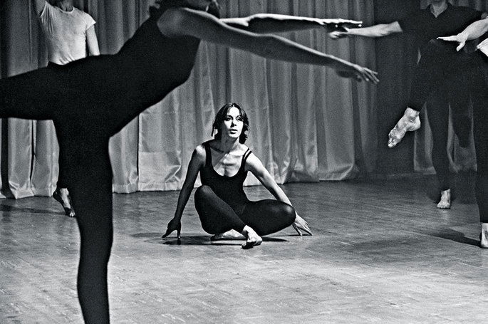 integrantes de grupo de dança realizam performance. foto em preto e branco