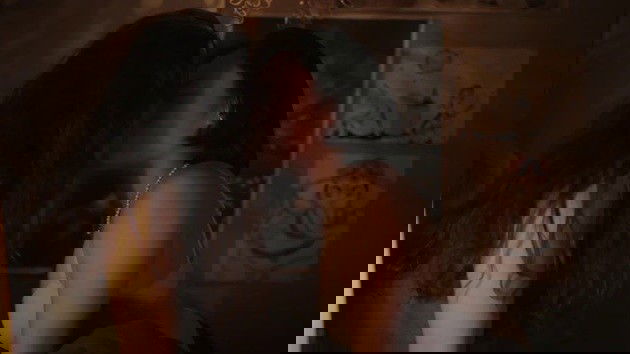 Courtney e Hannah se beijando.