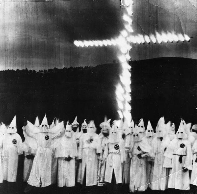 Fotografia da Klan queimando uma cruz