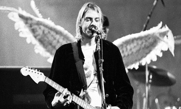 Fotografia de Kurt Cobain durante um concerto de Nirvana.