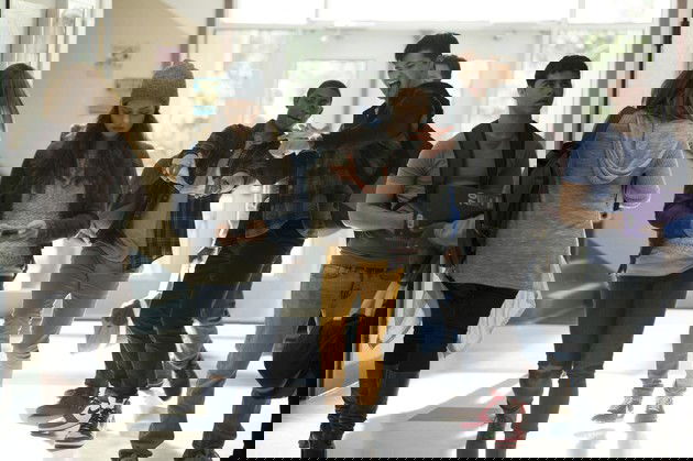 Hannah assediada no corredor