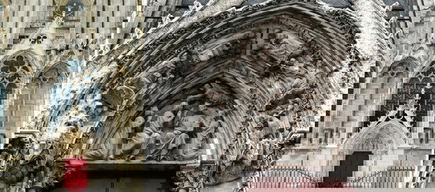 Esquerda: a porta vermelha. Direita: detalhes da parte superior da porta vermelha.