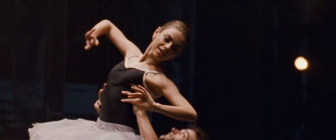 Lily dançando.