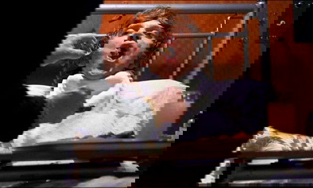 Alex hospitalizado, é alimentado pelo ministro.