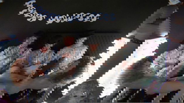 Cena inicial do filme, no bar.