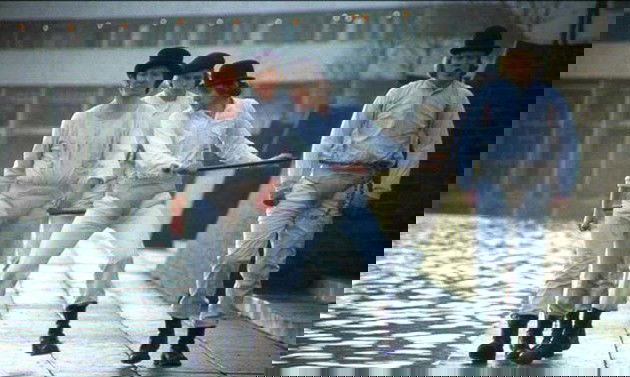 Alex joga seus companheiros na água