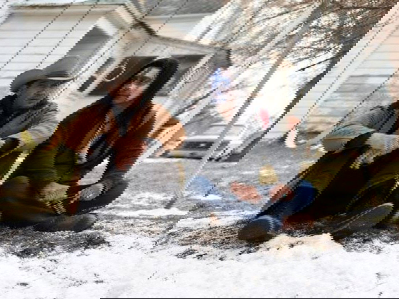 Jeremy Renner no filme Terra Selvagem