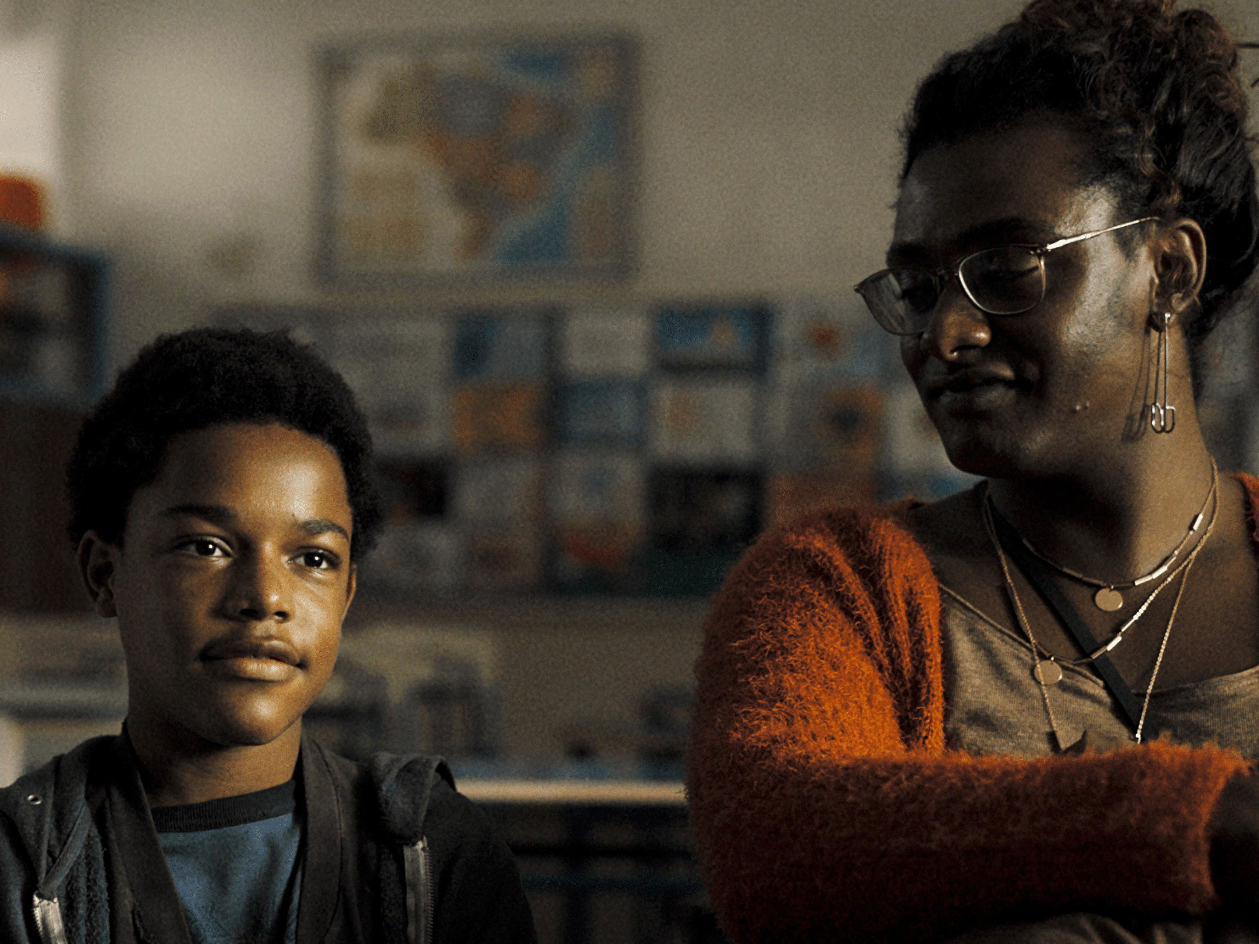 cena da série manhãs de setembro mostra mulher trans negra e garoto negro