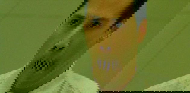 Neo tenta gritar sem boca