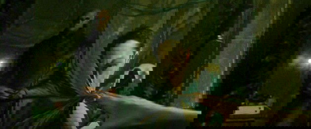 Cena do espelho se desfazendo.