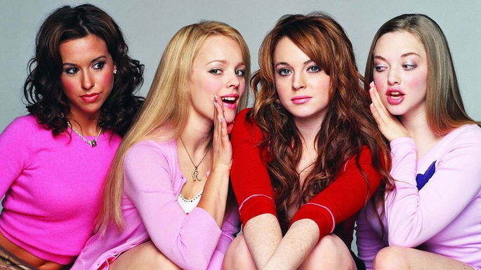 Quatro garotas adolescentes vestidas de rosa.